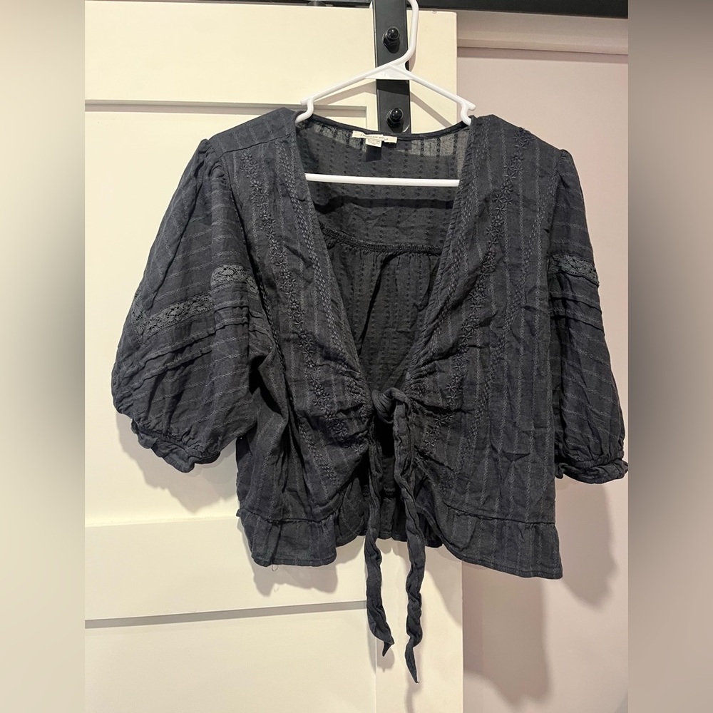 American Eagle Black/Gray Tie-Front Blouse